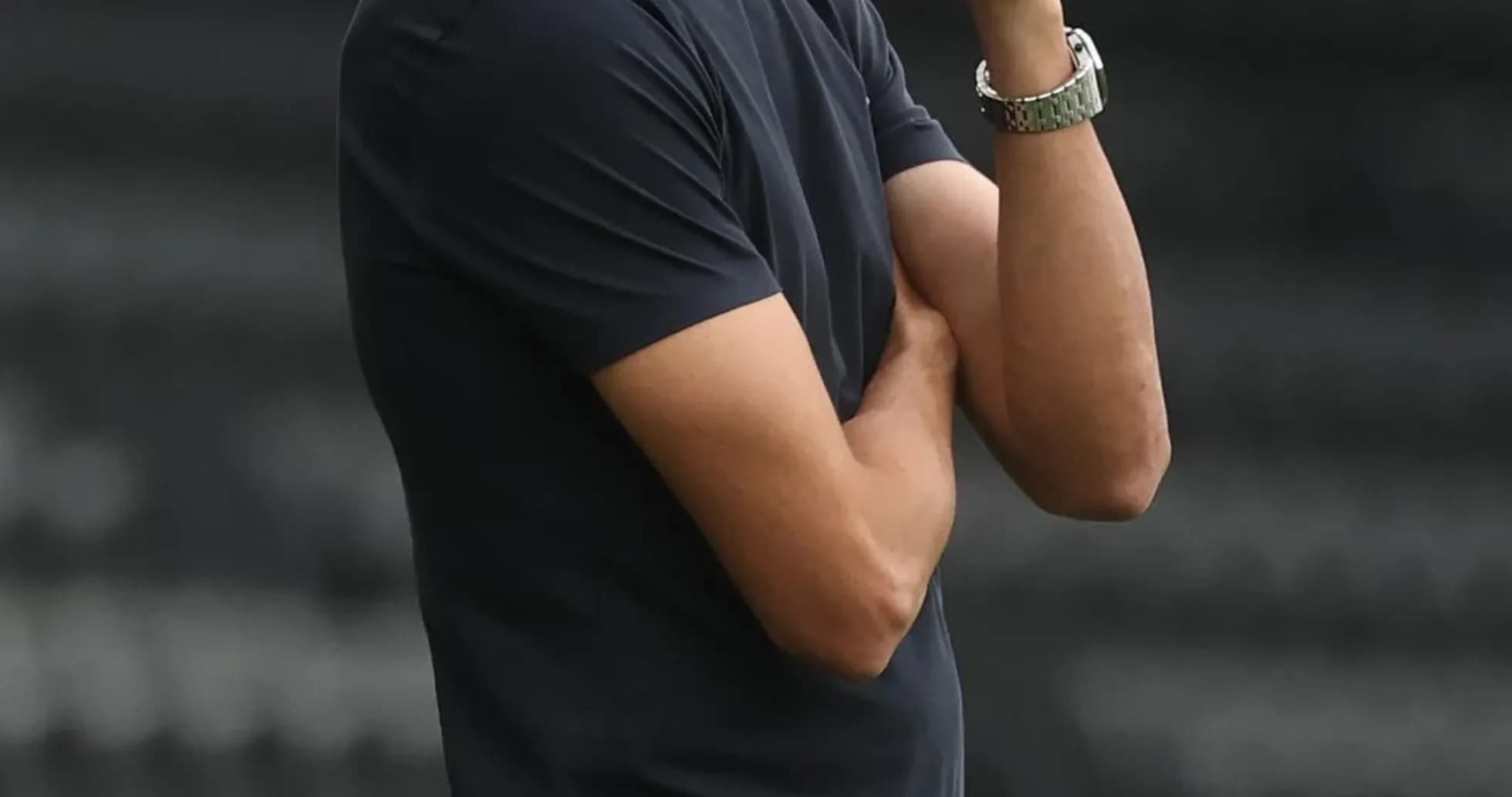 Entrenador observando el partido desde la banda Entrenador observando el partido desde la banda