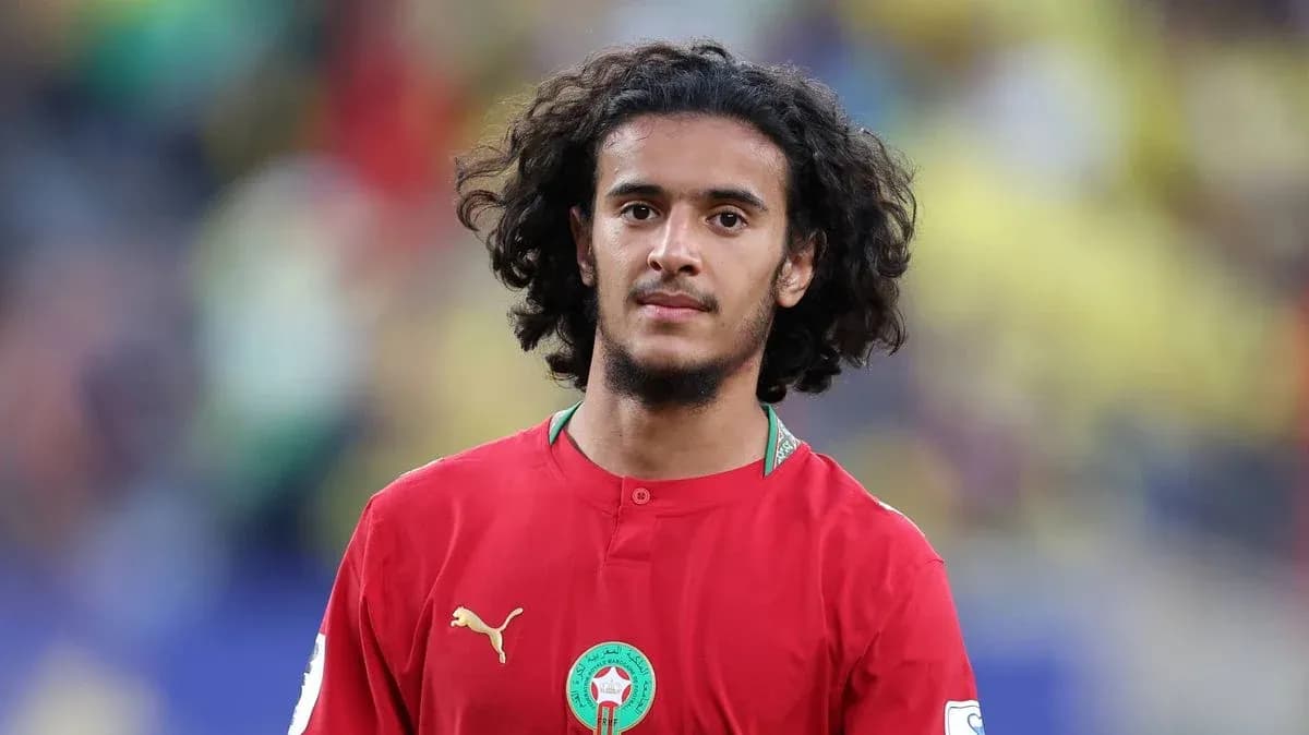 Jugador de Marruecos en uniforme rojo en el campo Jugador de Marruecos en uniforme rojo en el campo