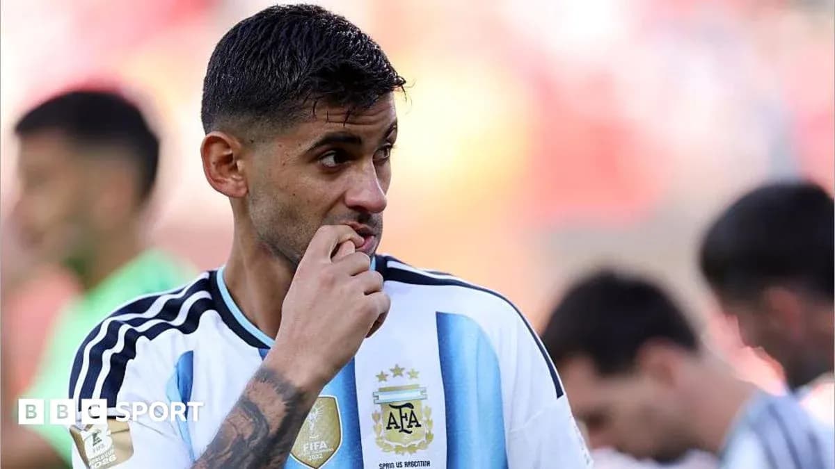 Jugador argentino con camiseta de la selección en el campo Jugador argentino con camiseta de la selección en el campo