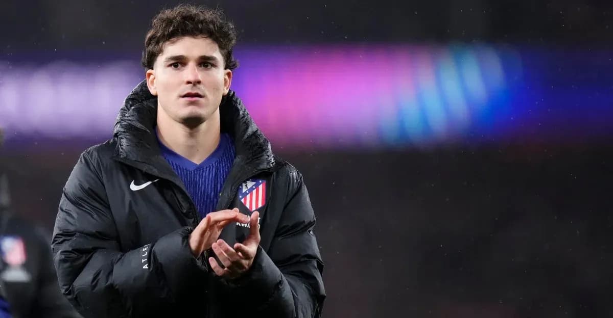 Jugador del Atlético de Madrid aplaudiendo en el campo Jugador del Atlético de Madrid aplaudiendo en el campo