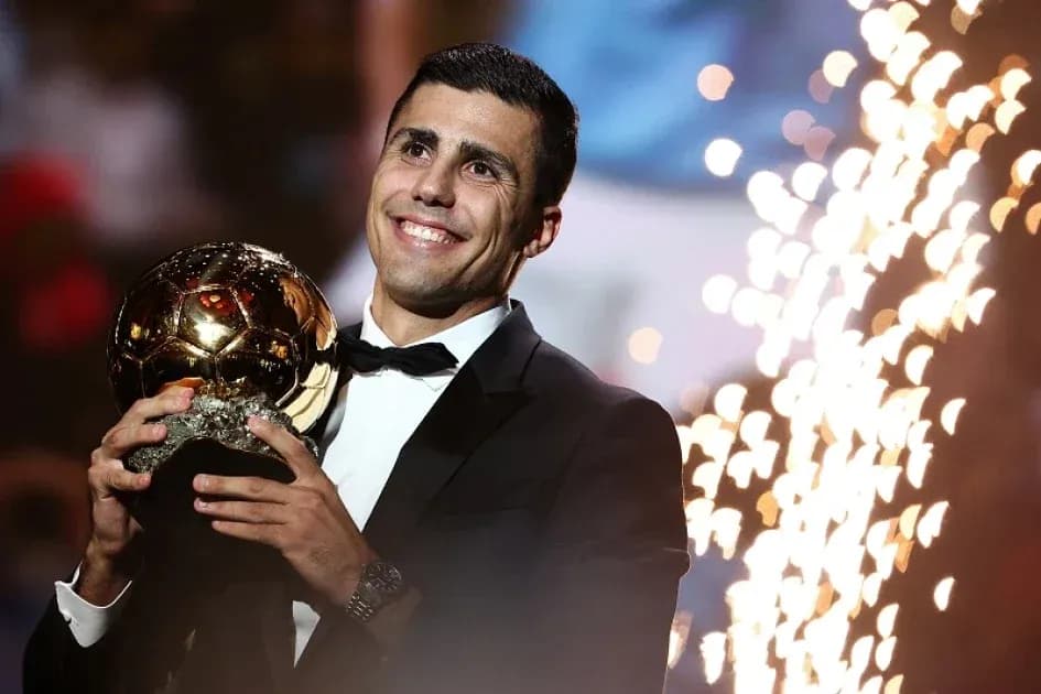 Jugador sosteniendo el Balón de Oro en ceremonia Jugador sosteniendo el Balón de Oro en ceremonia