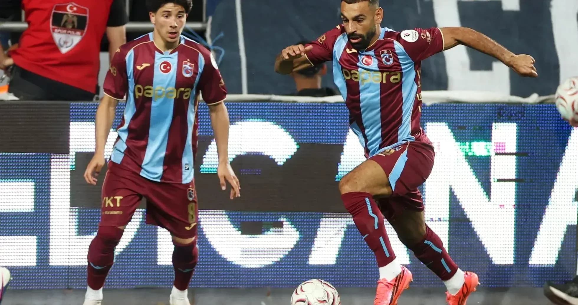Jugadores de Trabzonspor en acción durante un partido Jugadores de Trabzonspor en acción durante un partido