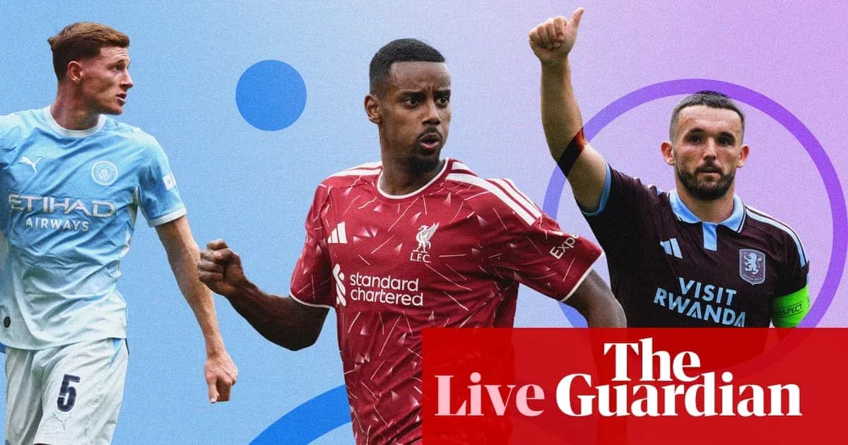 Tres jugadores de fútbol en acción con fondos coloridos Tres jugadores de fútbol en acción con fondos coloridos
