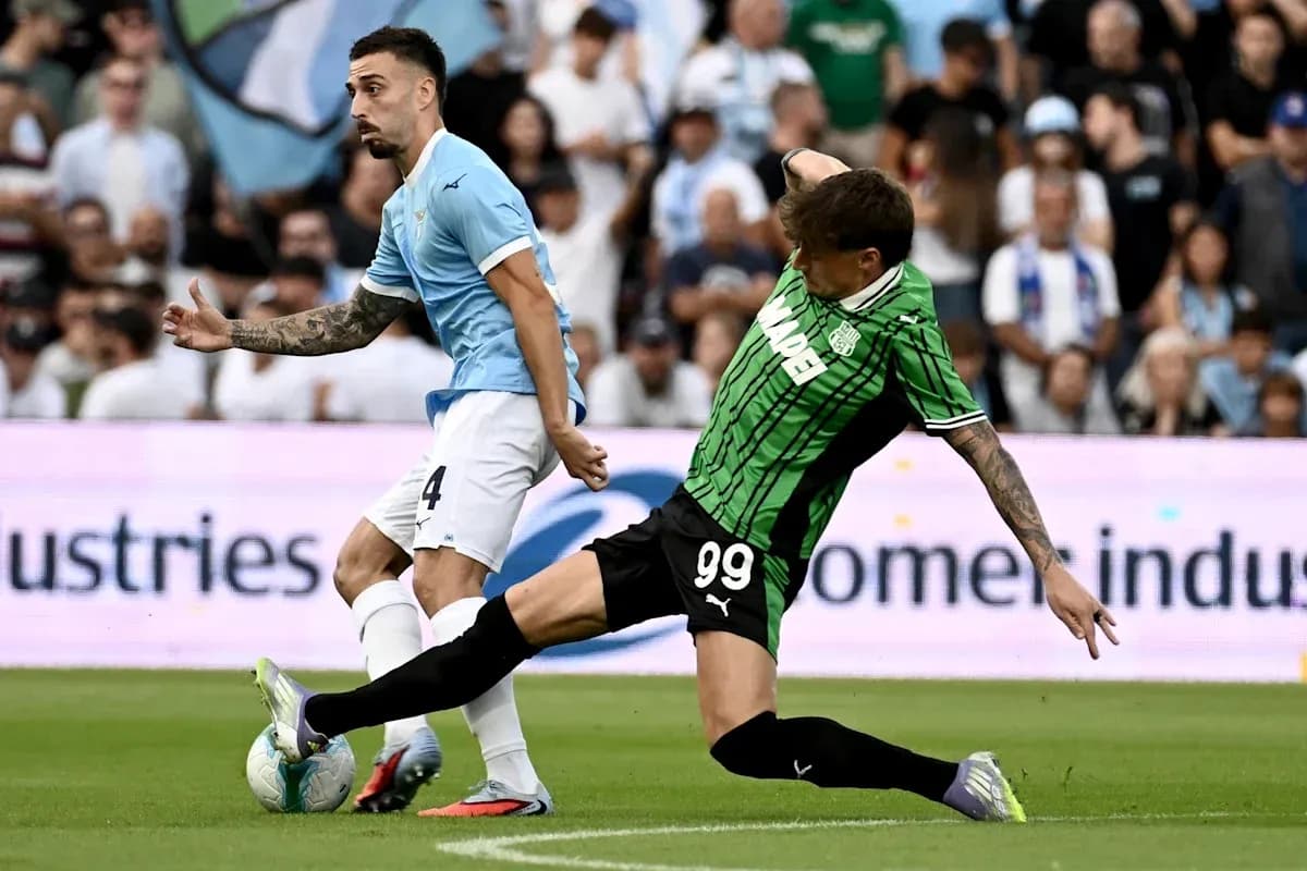Jugador de Lazio y jugador de Sassuolo en acción Jugador de Lazio y jugador de Sassuolo en acción
