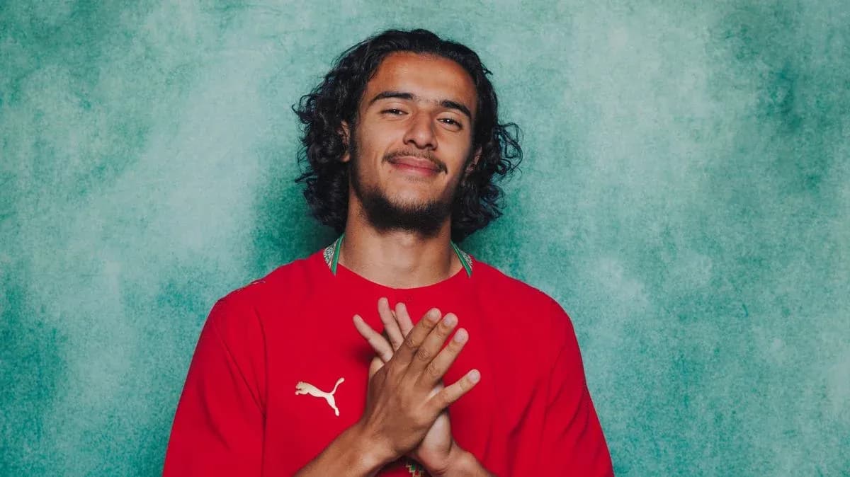 Jugador posando con camiseta roja en fondo verde Jugador posando con camiseta roja en fondo verde