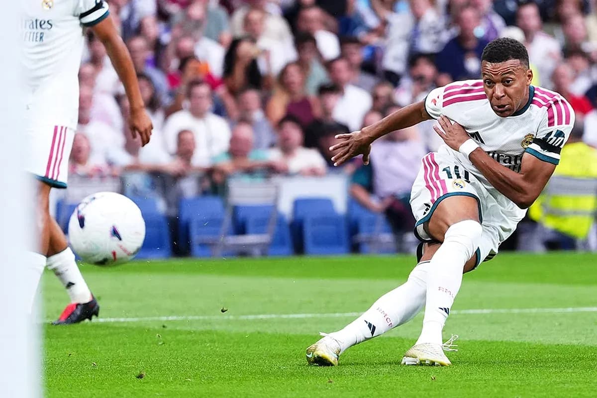 Jugador de Real Madrid disparando a portería Jugador de Real Madrid disparando a portería