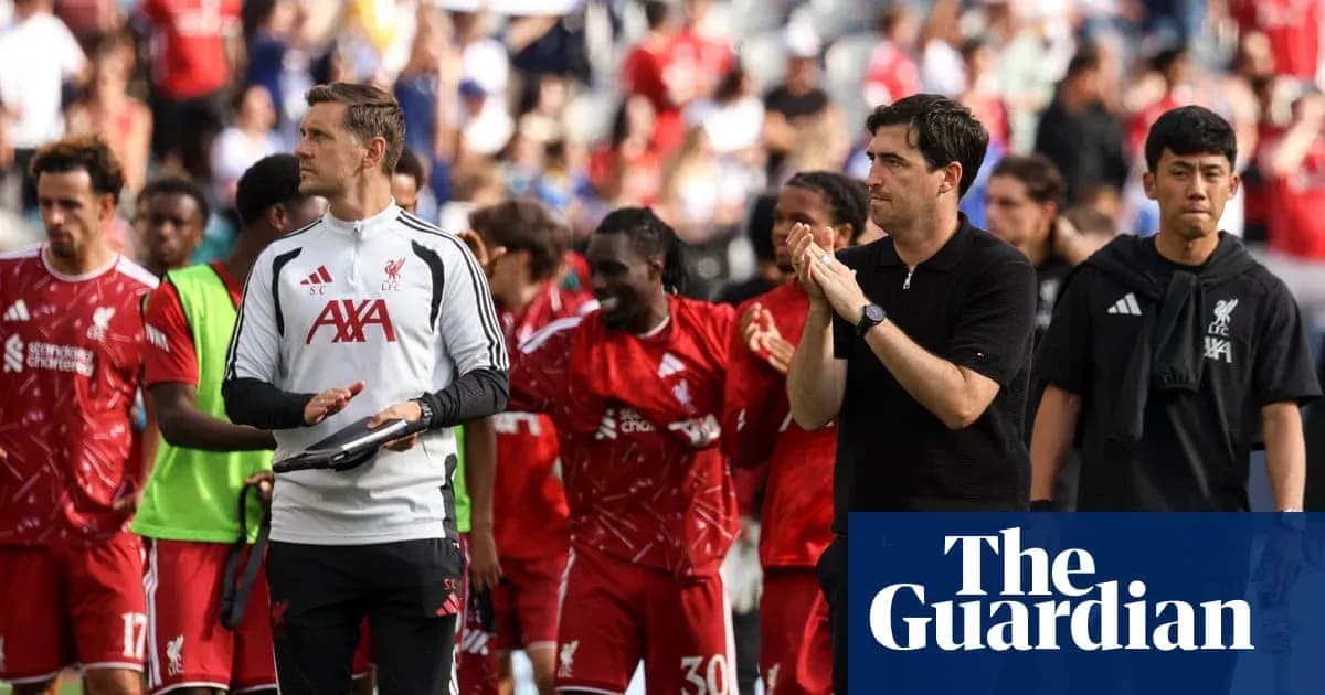 Entrenador y jugadores de Liverpool aplaudiendo tras partido Entrenador y jugadores de Liverpool aplaudiendo tras partido