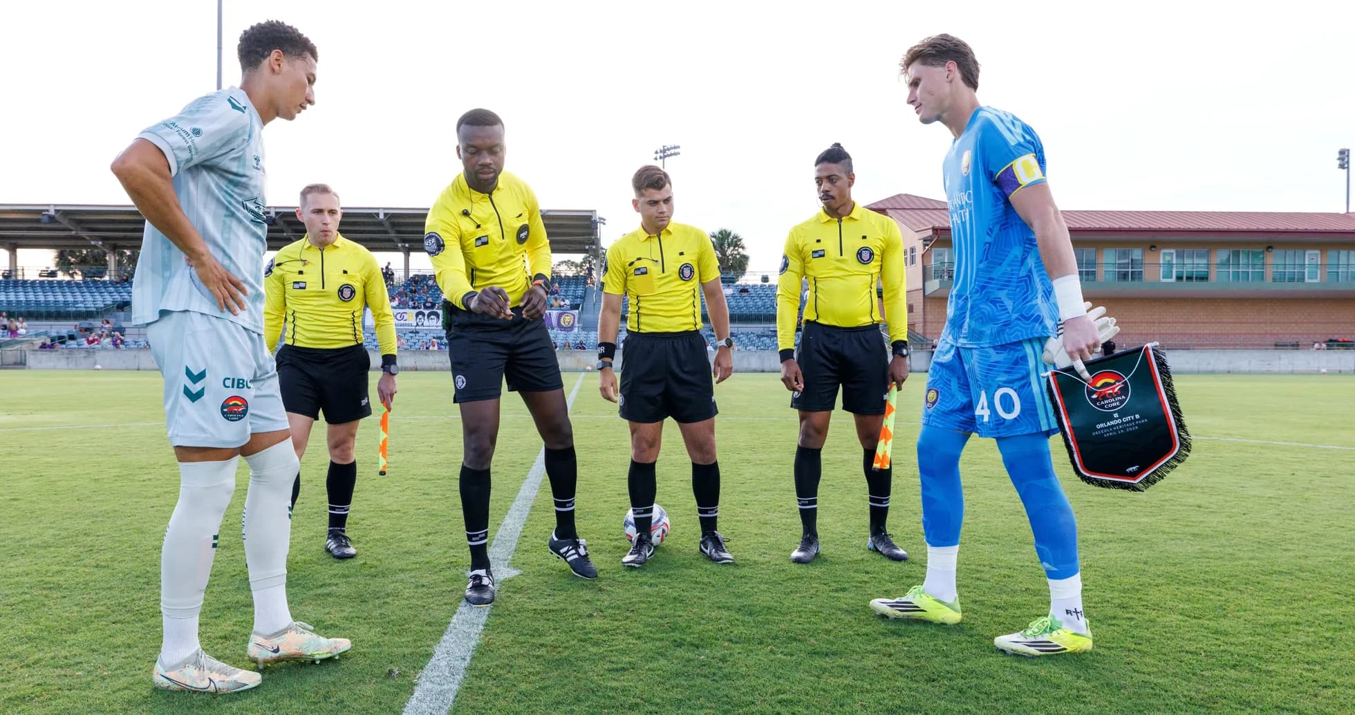 Capitanes y árbitros en el sorteo del partido Capitanes y árbitros en el sorteo del partido