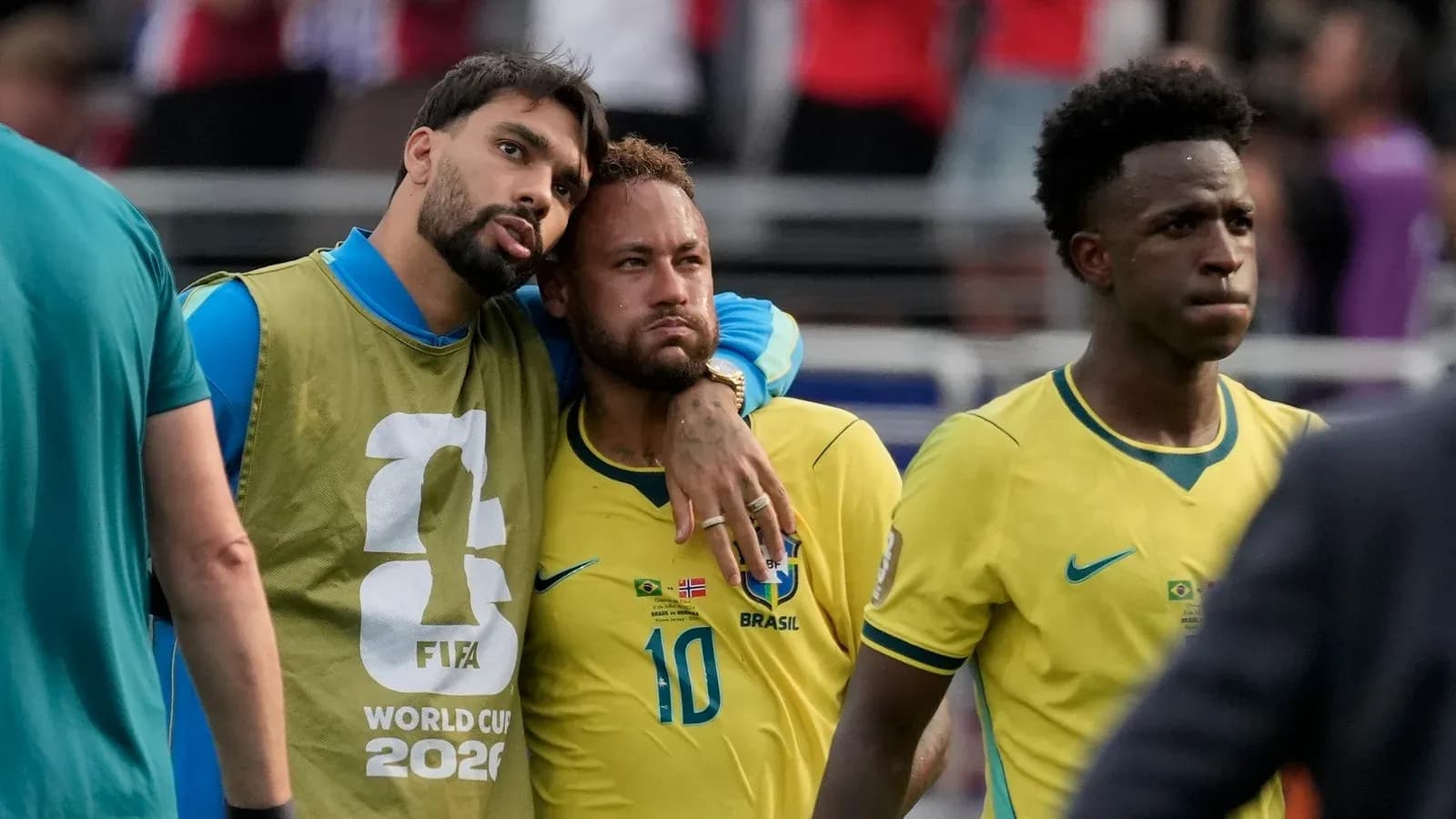 Jugadores de Brasil tras el partido, luciendo serios Jugadores de Brasil tras el partido, luciendo serios
