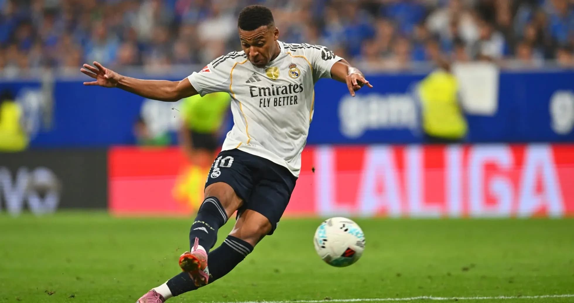 Jugador de Real Madrid disparando a portería Jugador de Real Madrid disparando a portería