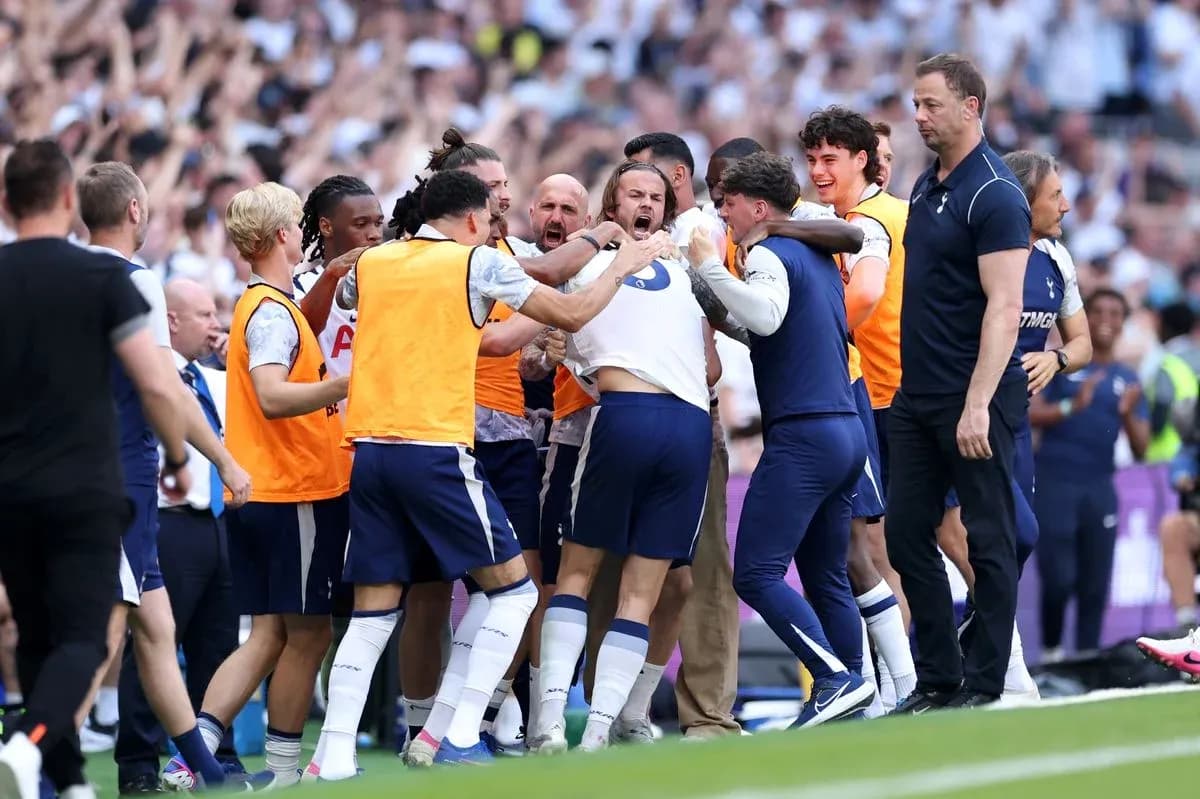 Celebración de jugadores del Tottenham Celebración de jugadores del Tottenham