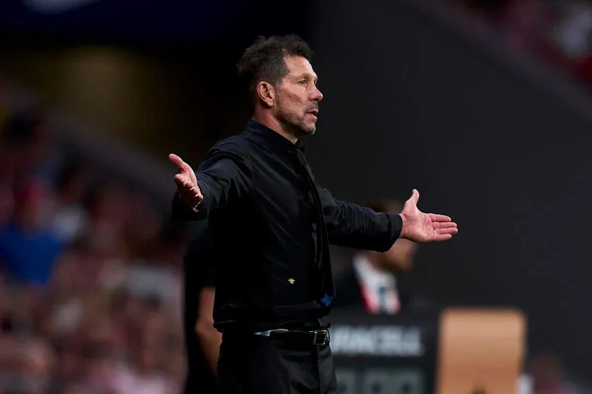 Entrenador gesticulando durante un partido de fútbol Entrenador gesticulando durante un partido de fútbol