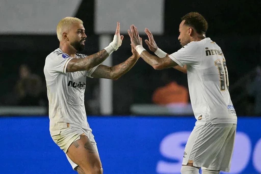 Dos jugadores celebrando un gol en el partido Dos jugadores celebrando un gol en el partido