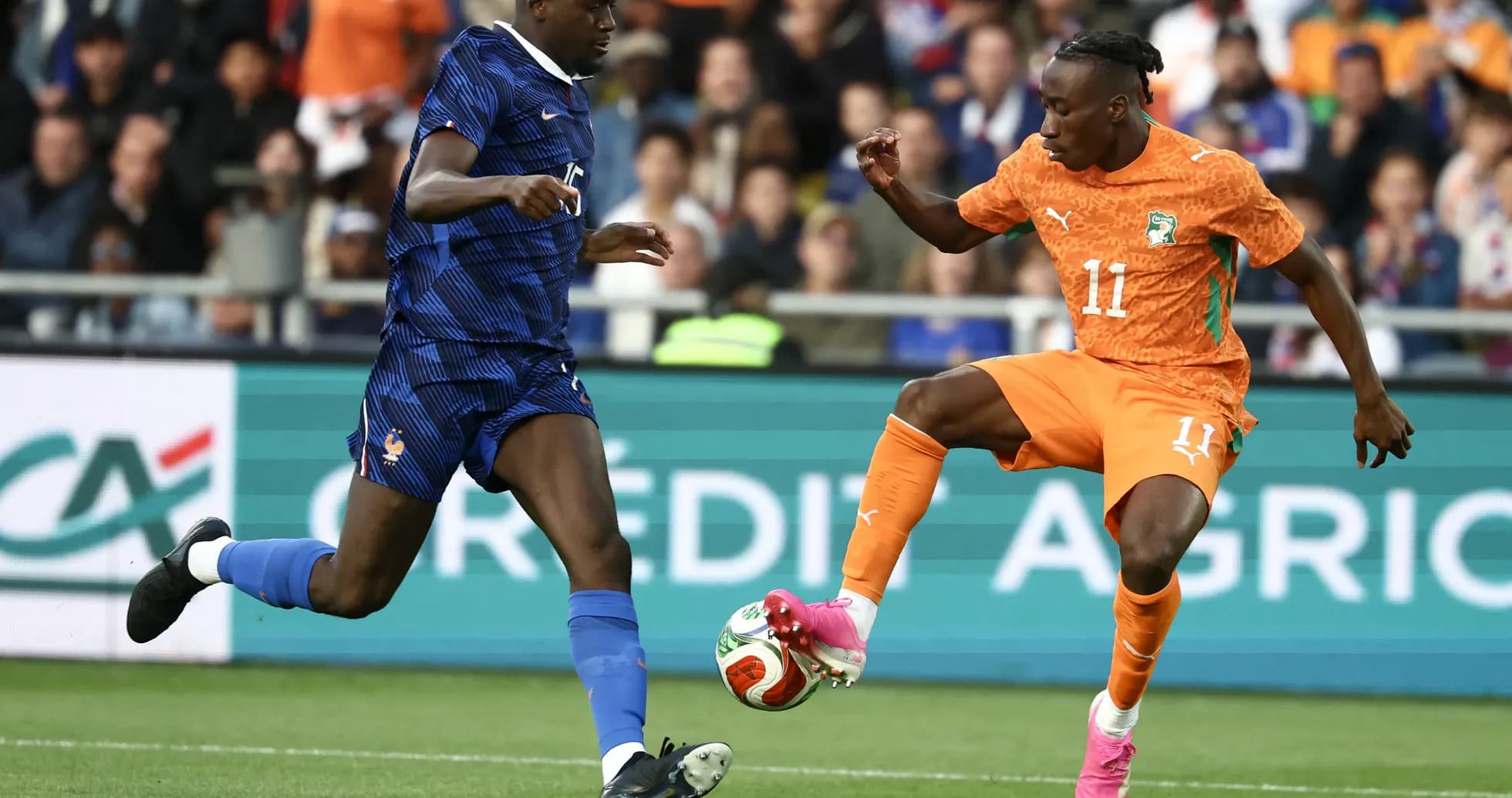 Jugador de Francia defiende contra jugador de Costa de Marfil Jugador de Francia defiende contra jugador de Costa de Marfil