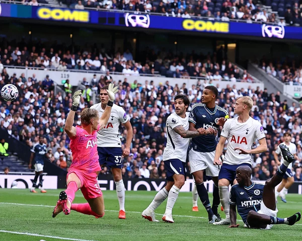 Portero de Tottenham en acción durante el partido Portero de Tottenham en acción durante el partido