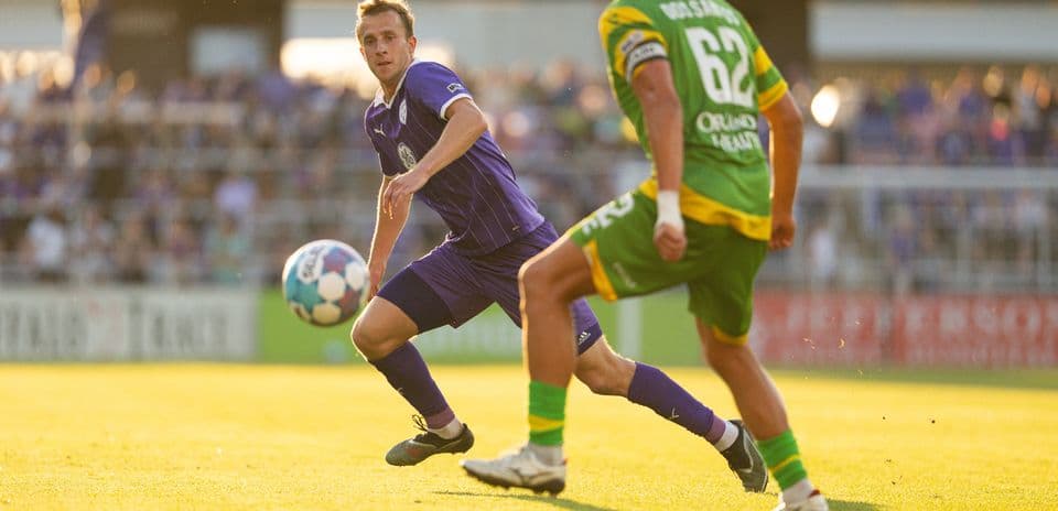 Jugador de Louisville City controla el balón Jugador de Louisville City controla el balón