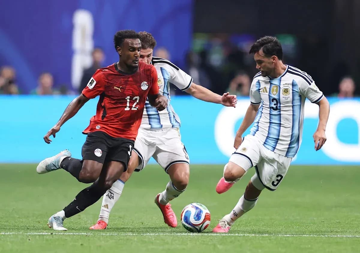 Jugador de Egipto driblando entre dos jugadores argentinos Jugador de Egipto driblando entre dos jugadores argentinos