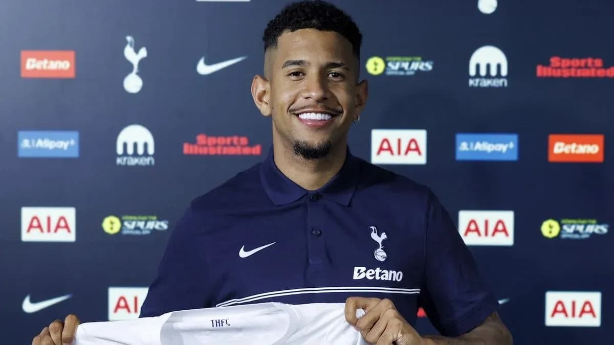 Jugador sosteniendo camiseta de Tottenham Hotspur en presentación Jugador sosteniendo camiseta de Tottenham Hotspur en presentación