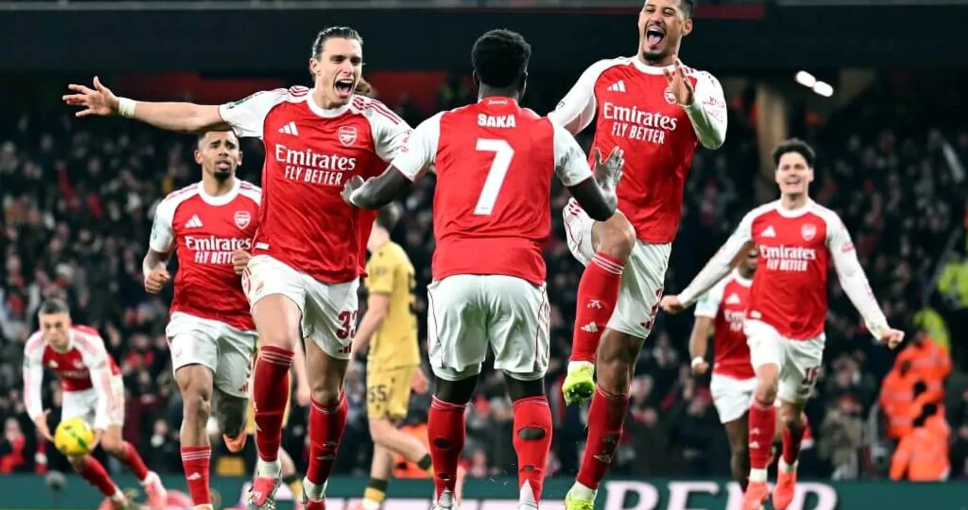 Jugadores de Arsenal celebrando un gol Jugadores de Arsenal celebrando un gol
