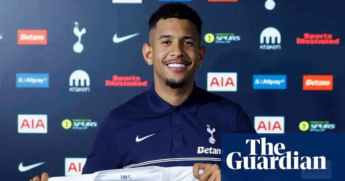 Jugador sosteniendo camiseta de Tottenham en presentación Jugador sosteniendo camiseta de Tottenham en presentación