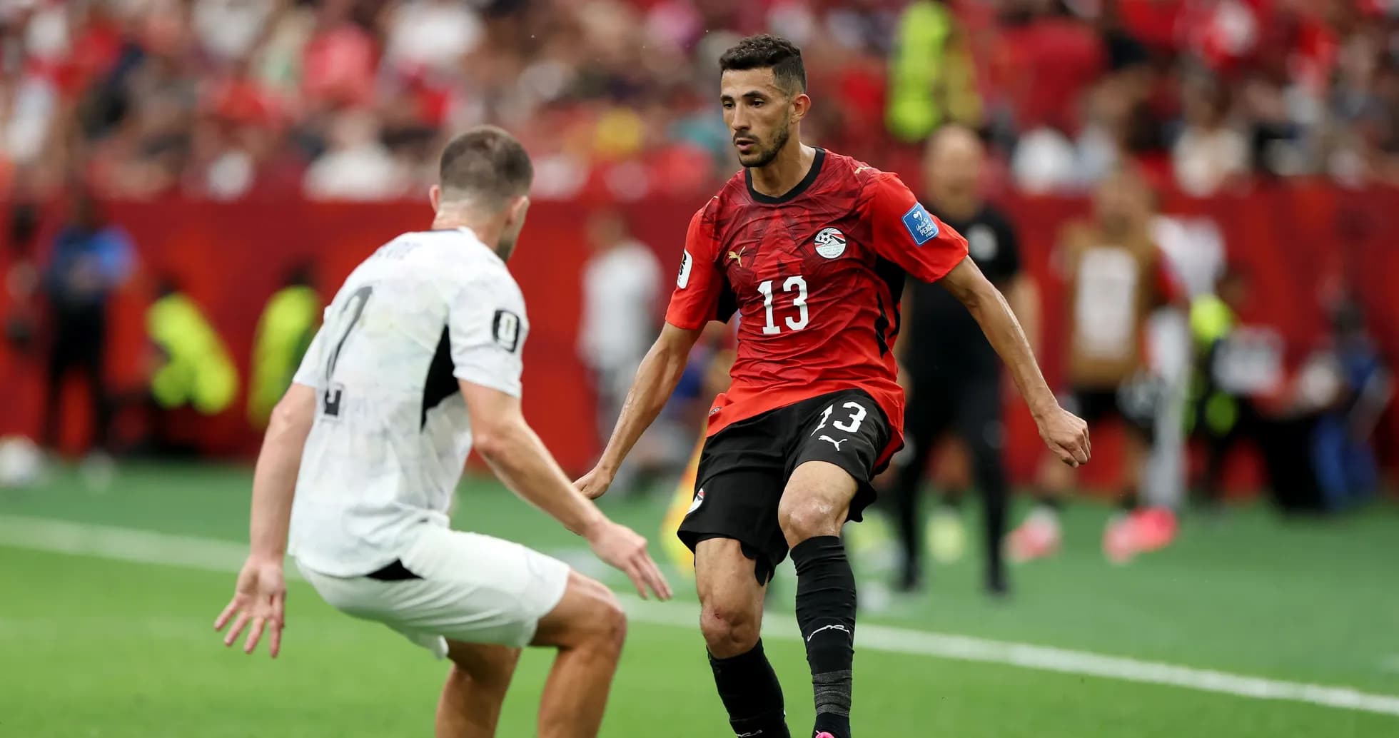 Jugador de Egipto driblando a un oponente en partido Jugador de Egipto driblando a un oponente en partido