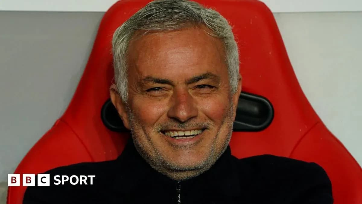 Entrenador sonriendo en el banquillo durante el partido Entrenador sonriendo en el banquillo durante el partido