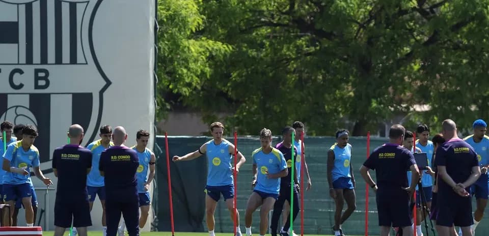 Jugadores de FC Barcelona entrenando en el campo Jugadores de FC Barcelona entrenando en el campo