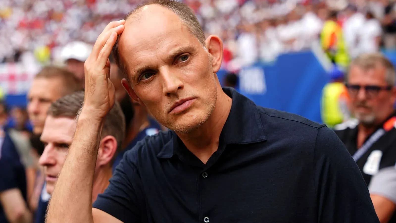 Entrenador en el banquillo durante un partido Entrenador en el banquillo durante un partido