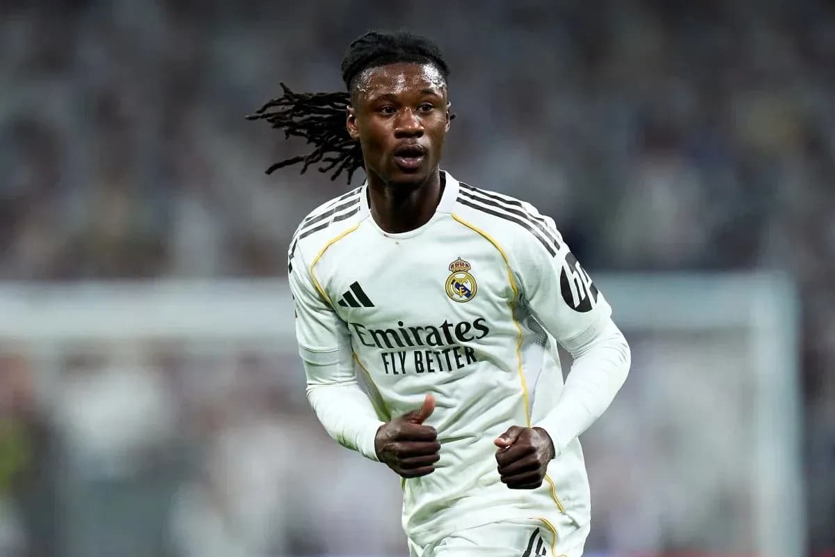 Jugador de Real Madrid corriendo en el campo Jugador de Real Madrid corriendo en el campo