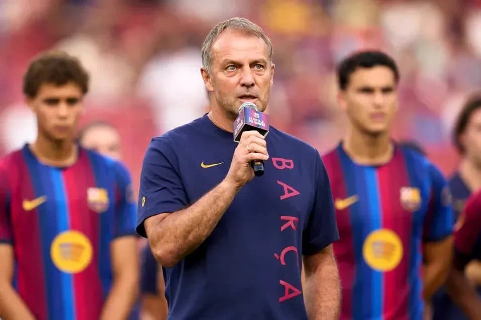 Entrenador hablando en evento con jugadores de Barça Entrenador hablando en evento con jugadores de Barça