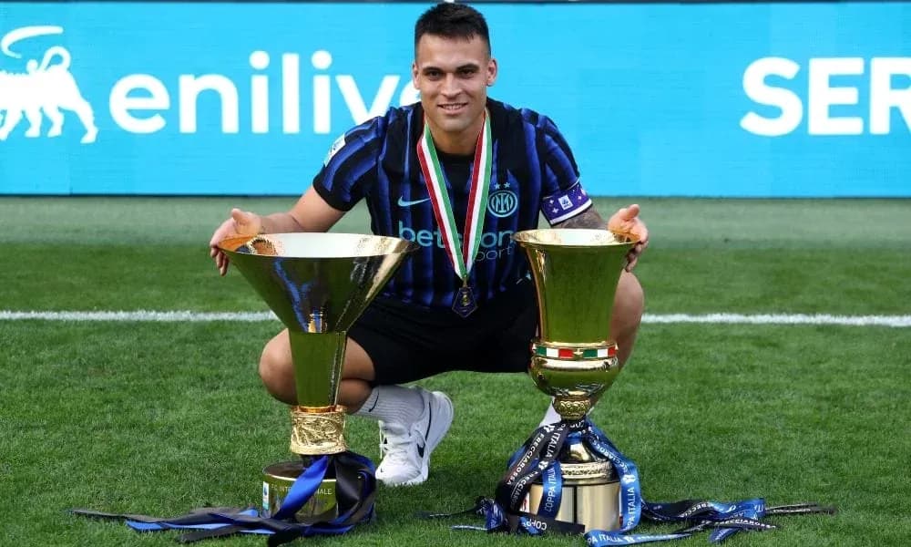 Jugador con trofeos en el campo de fútbol Jugador con trofeos en el campo de fútbol