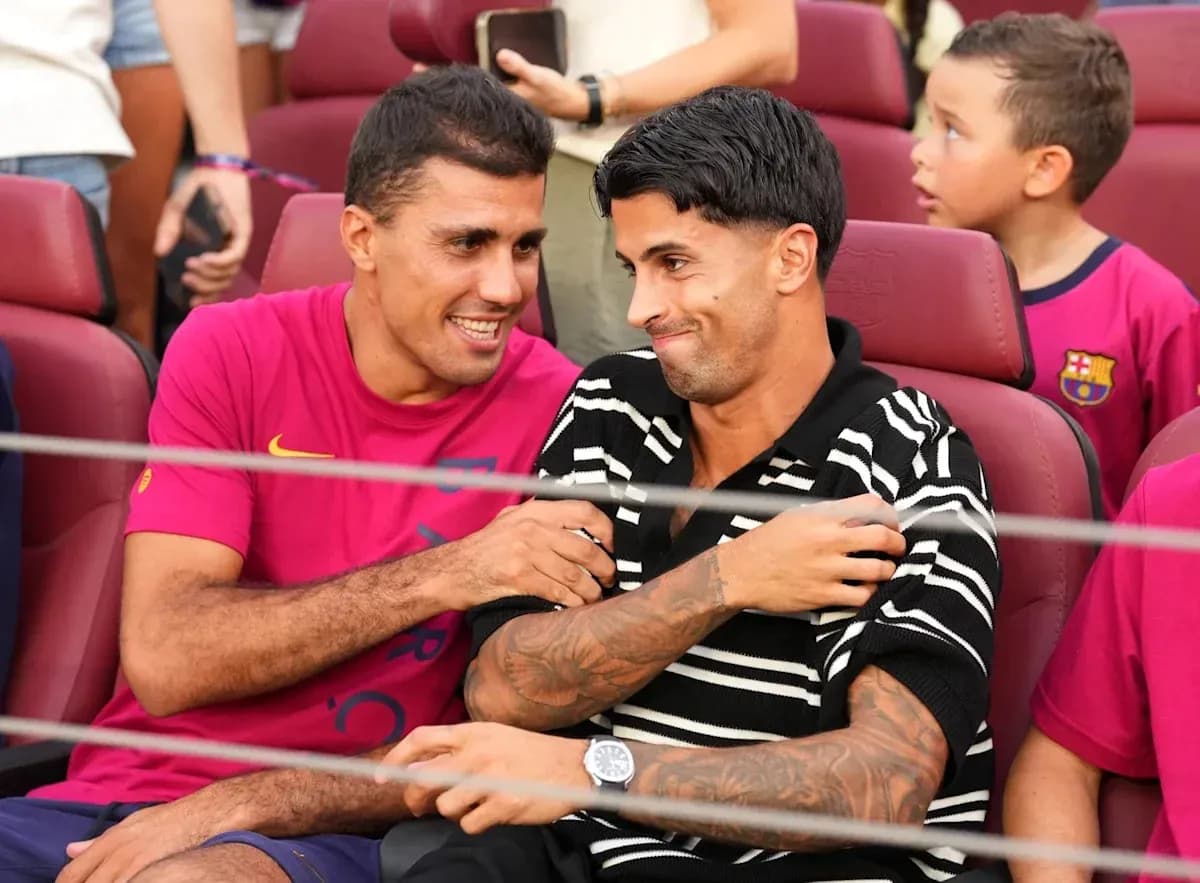 Dos jugadores sentados sonriendo en el estadio Dos jugadores sentados sonriendo en el estadio