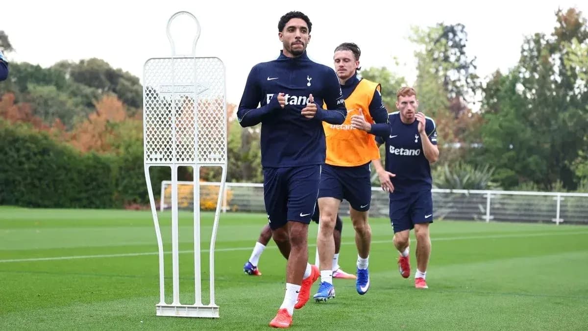 Jugadores de Tottenham entrenando en el campo Jugadores de Tottenham entrenando en el campo