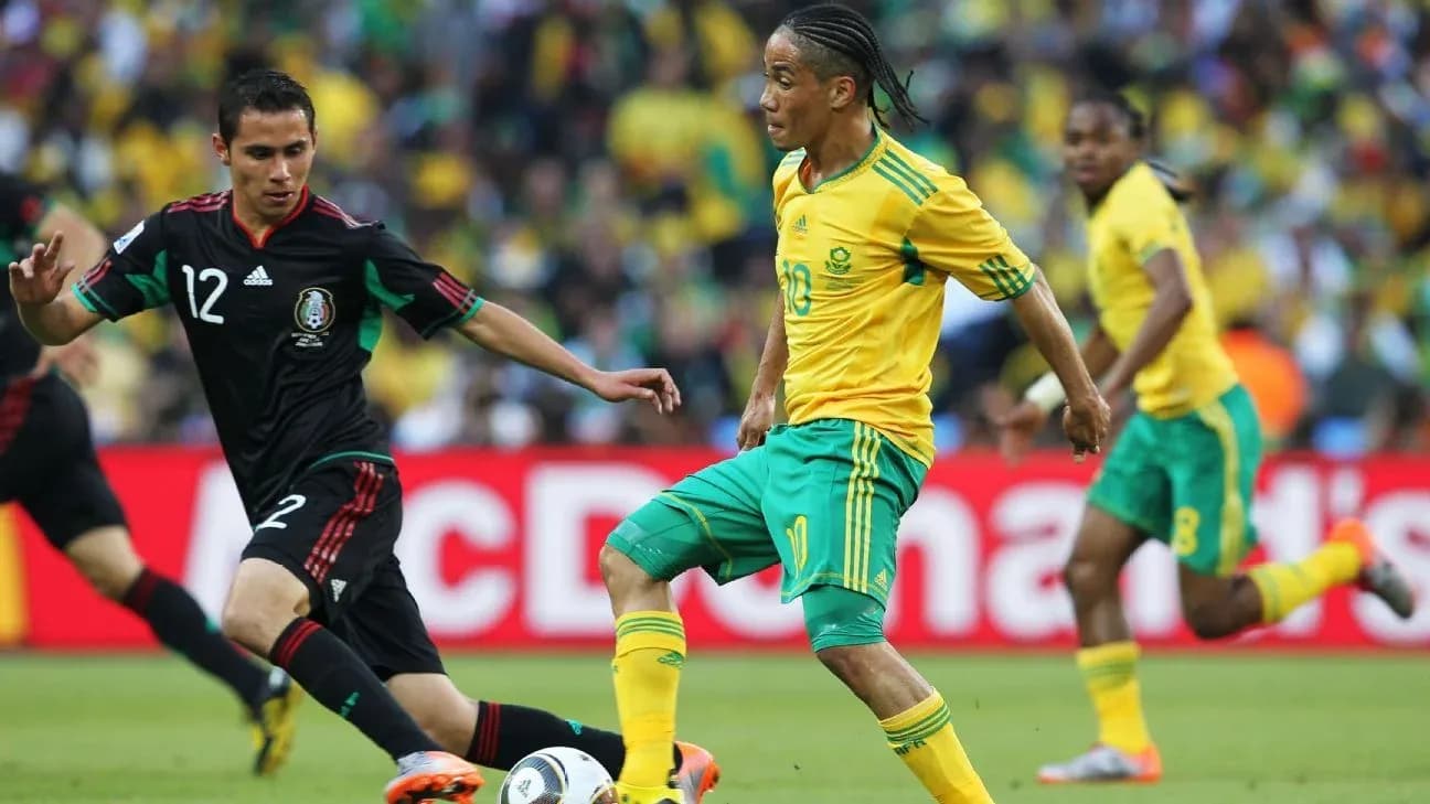 Jugador de Sudáfrica driblando a defensor mexicano Jugador de Sudáfrica driblando a defensor mexicano