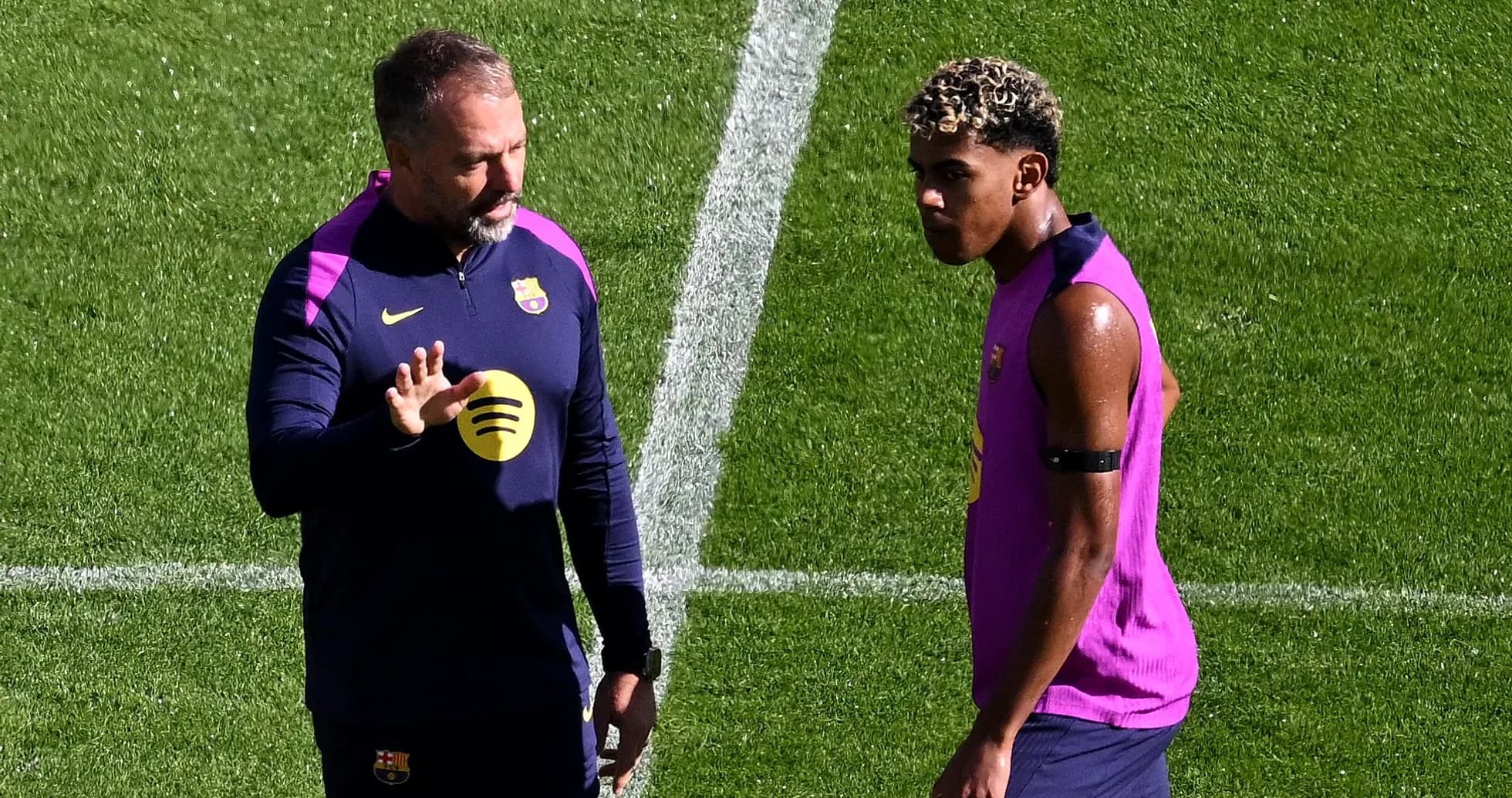 Entrenador hablando con jugador durante sesión de entrenamiento Entrenador hablando con jugador durante sesión de entrenamiento