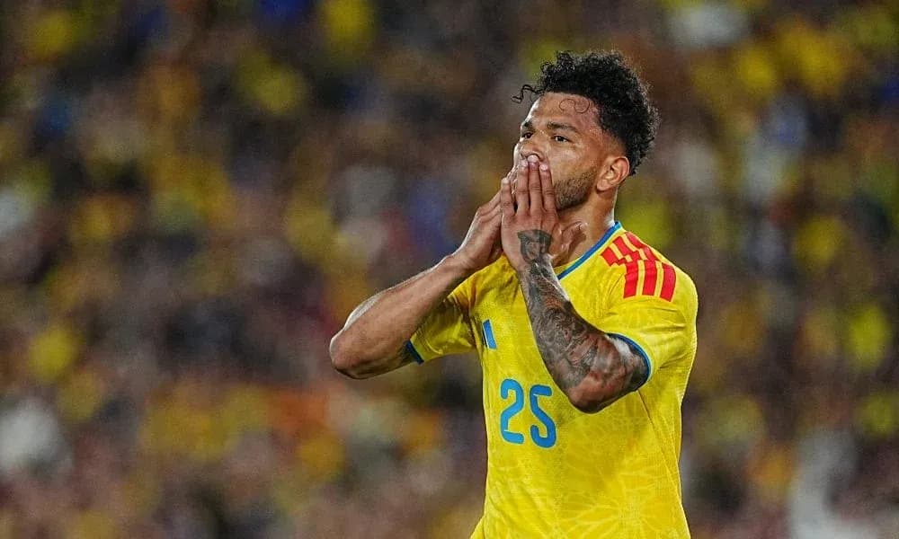 Jugador de Colombia con camiseta amarilla en el campo Jugador de Colombia con camiseta amarilla en el campo