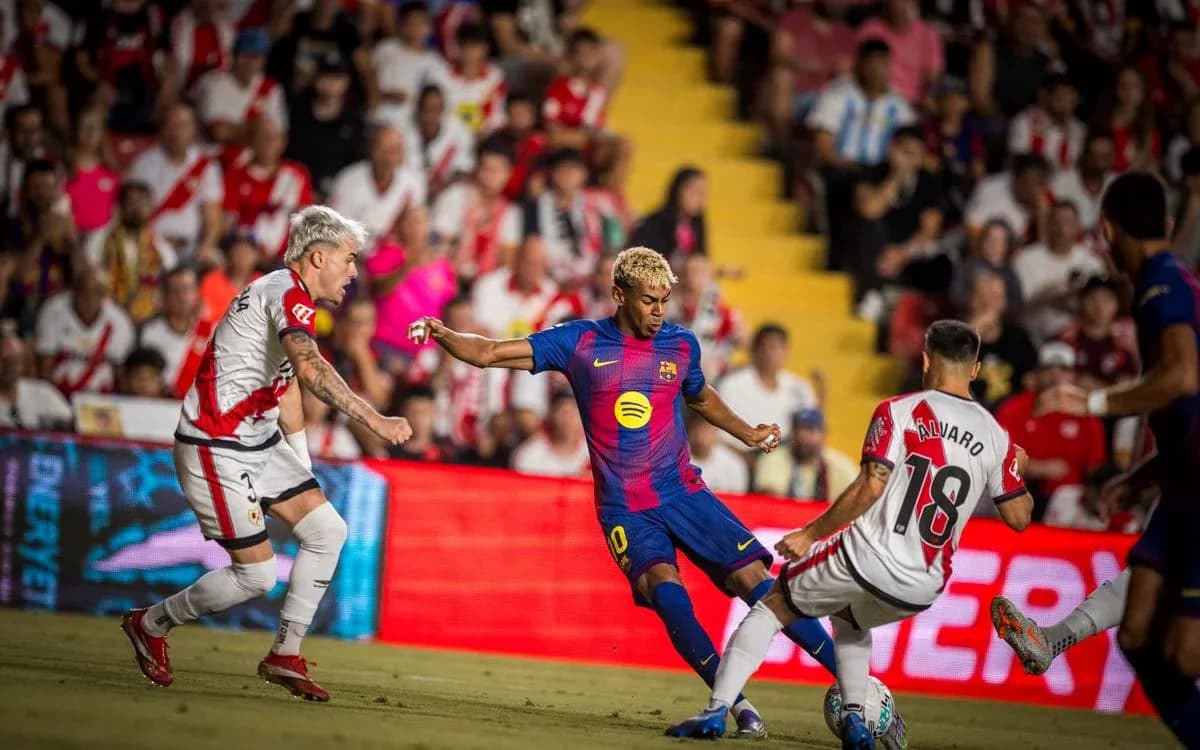 Jugadores de Barcelona y Rayo Vallecano en acción Jugadores de Barcelona y Rayo Vallecano en acción