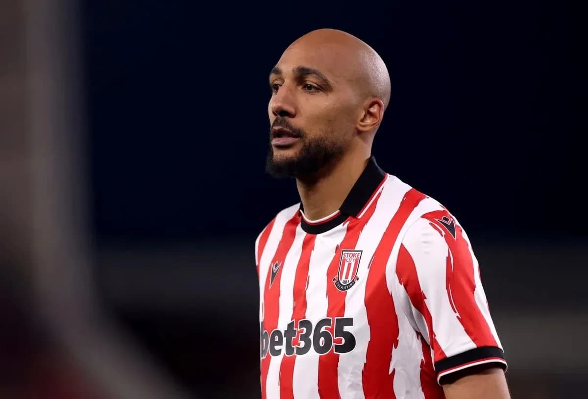 Jugador de Stoke City en camiseta roja y blanca Jugador de Stoke City en camiseta roja y blanca