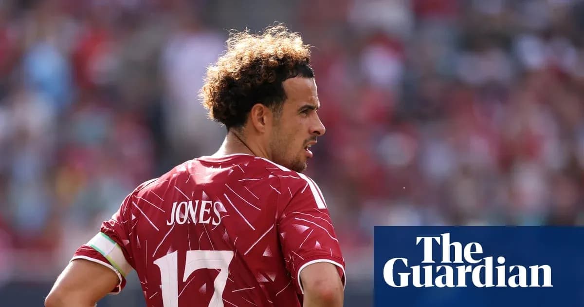 Jugador con camiseta roja, número 17, en el campo Jugador con camiseta roja, número 17, en el campo