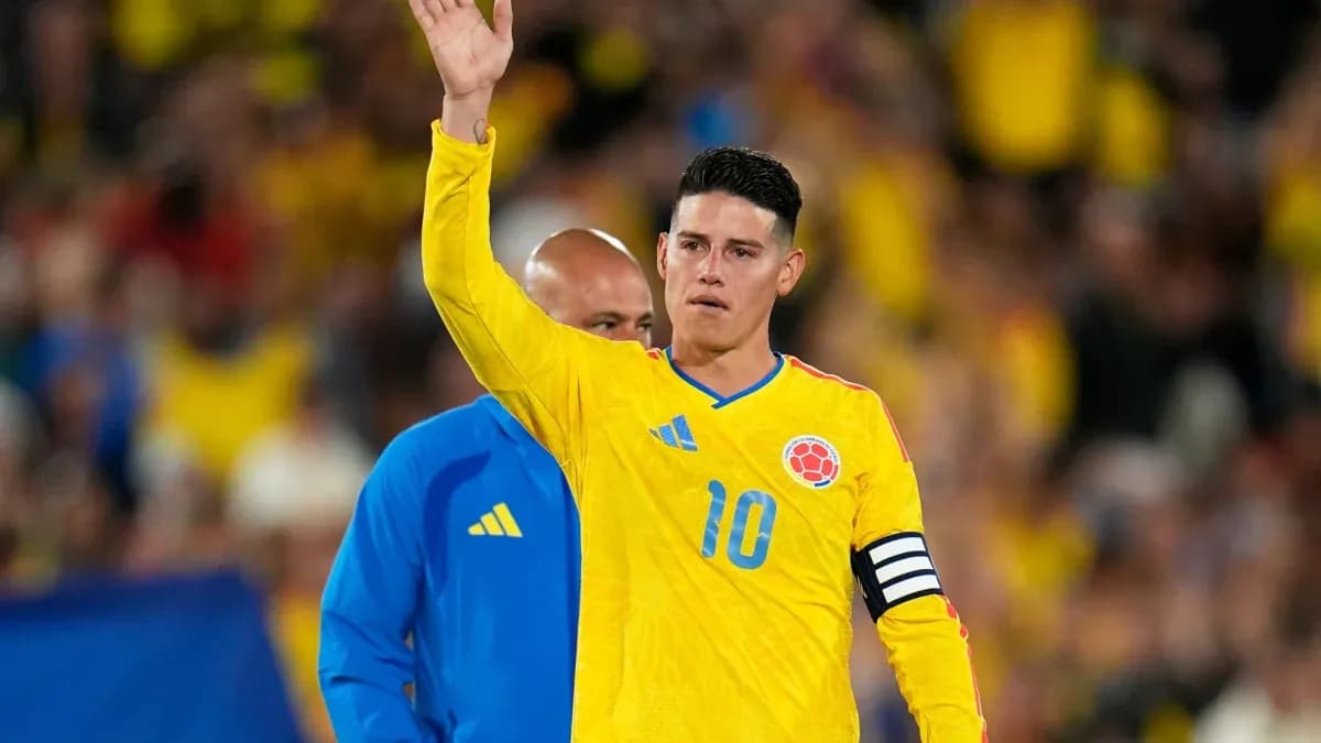 Jugador saludando con camiseta amarilla de Colombia Jugador saludando con camiseta amarilla de Colombia