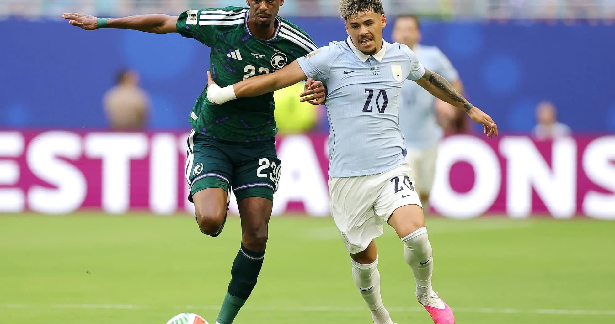 Jugadores de Arabia Saudita y Uruguay en acción Jugadores de Arabia Saudita y Uruguay en acción