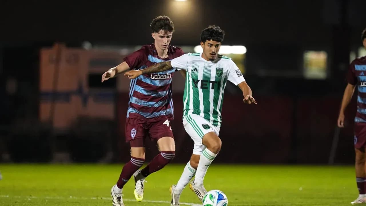Jugador de Colorado Rapids II persigue a un rival Jugador de Colorado Rapids II persigue a un rival