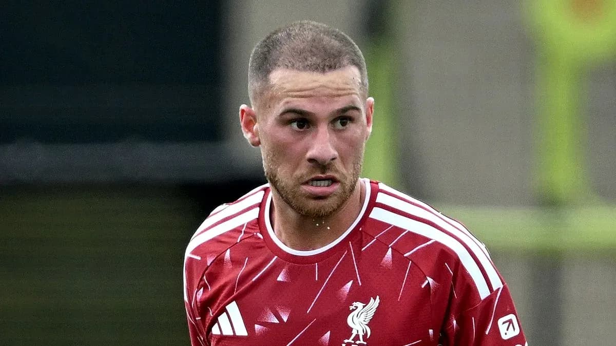 Jugador de Liverpool en acción durante entrenamiento Jugador de Liverpool en acción durante entrenamiento