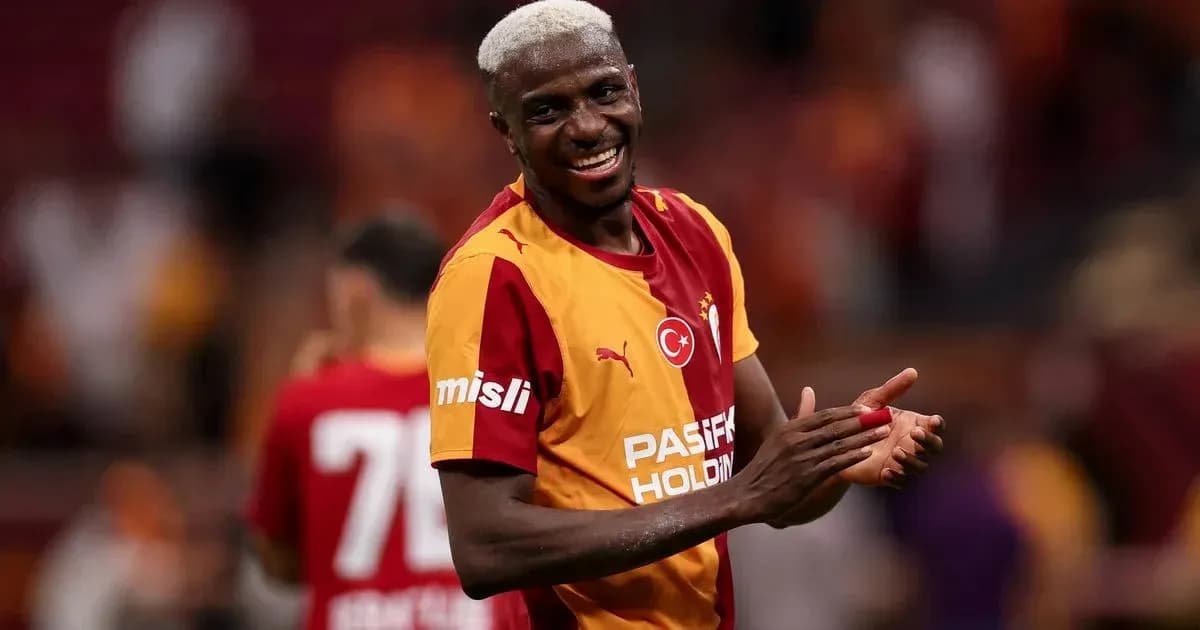Jugador sonriendo con camiseta de Galatasaray en el estadio Jugador sonriendo con camiseta de Galatasaray en el estadio