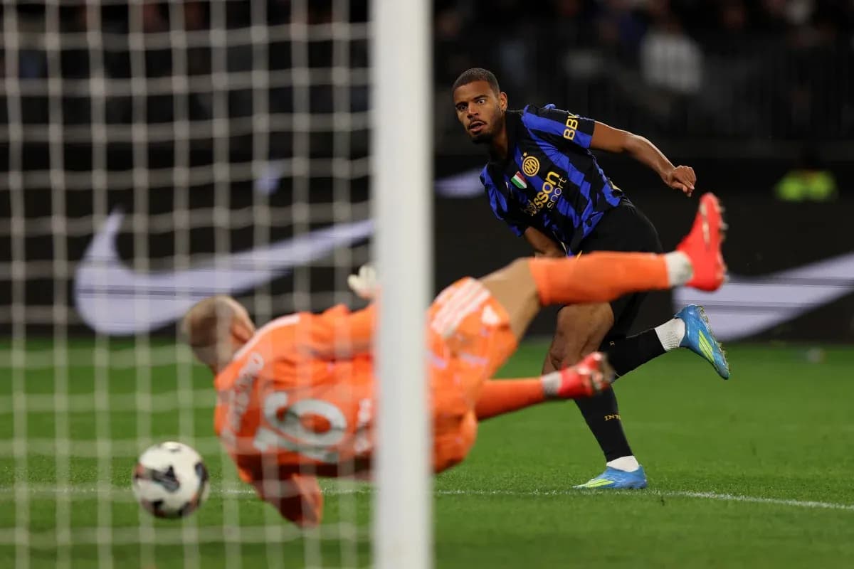Jugador de Inter lanzando penalti contra el portero Jugador de Inter lanzando penalti contra el portero