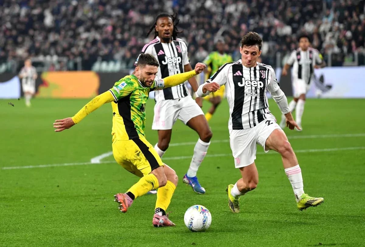 Jugadores de Juventus y rival compiten por el balón Jugadores de Juventus y rival compiten por el balón