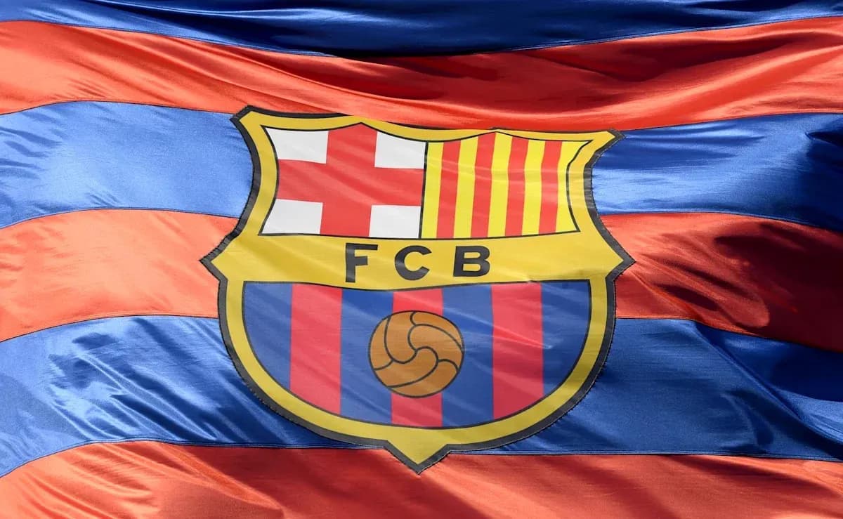 Bandera del FC Barcelona ondeando en el aire Bandera del FC Barcelona ondeando en el aire