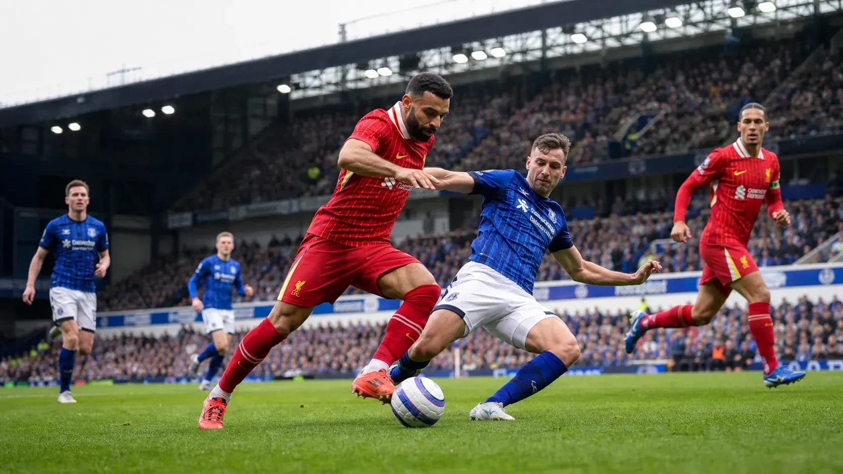 Jugadores de Liverpool y Everton luchando por el balón Jugadores de Liverpool y Everton luchando por el balón