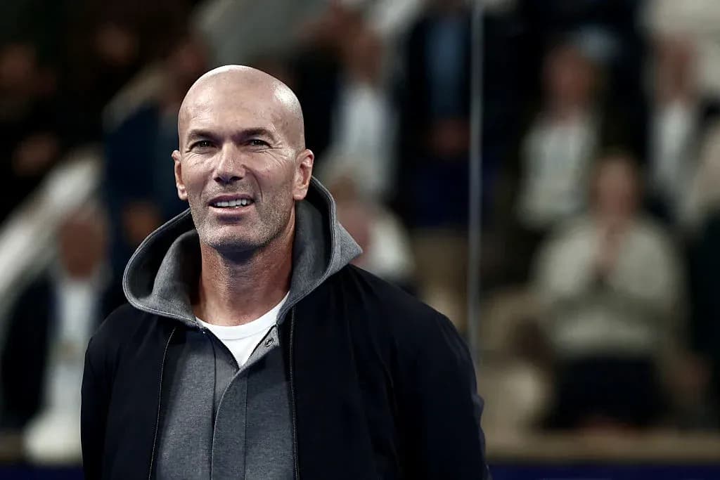 Zinedine Zidane en evento deportivo con público detrás Zinedine Zidane en evento deportivo con público detrás