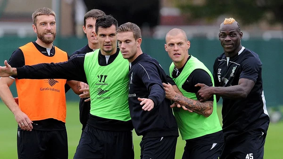 Jugadores de Liverpool en sesión de entrenamiento Jugadores de Liverpool en sesión de entrenamiento